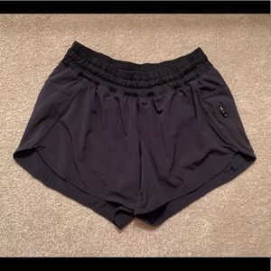Lululemon Tracker Short V 4” size 6